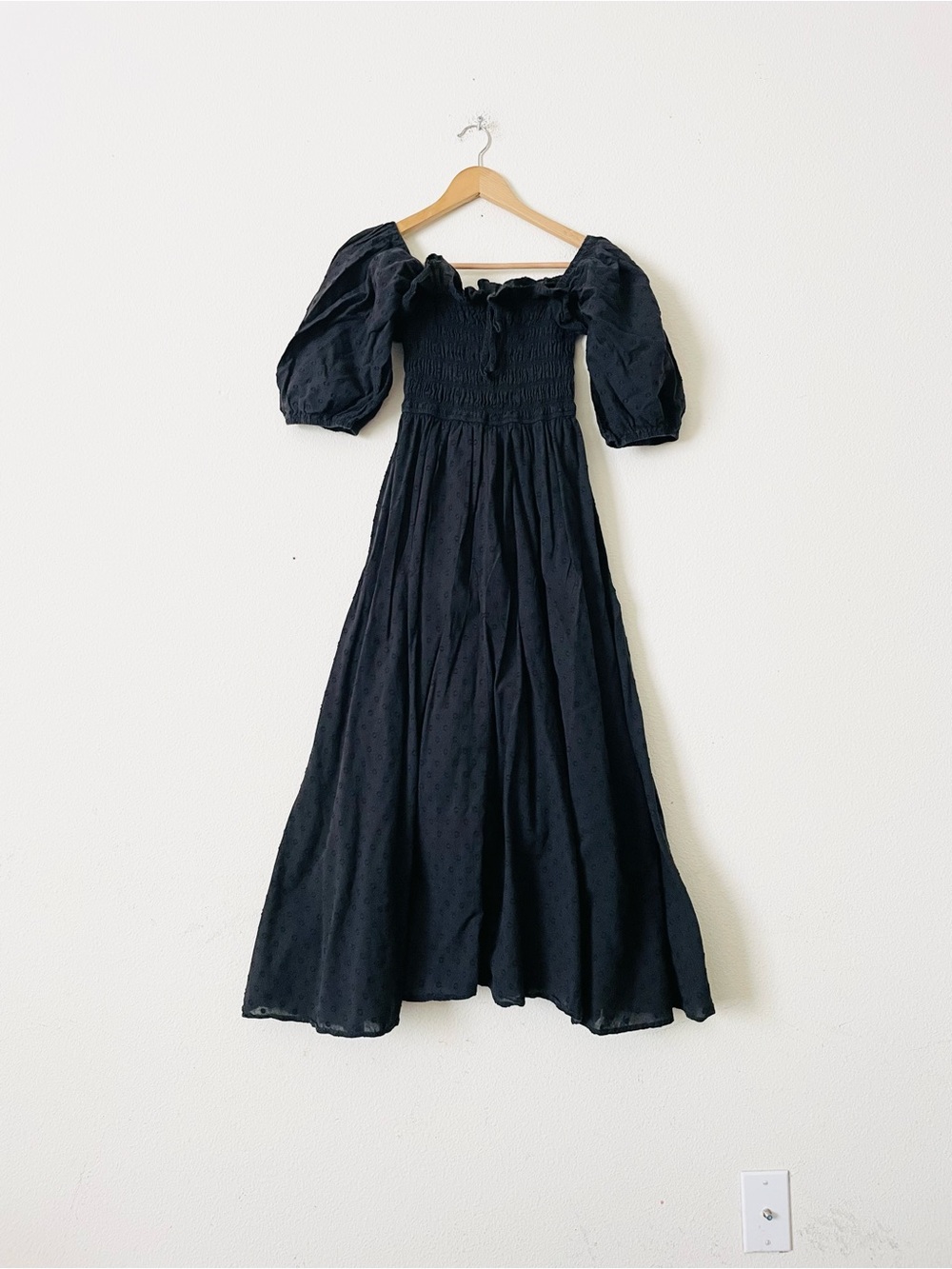 Boutique MEDIUM smocked chest short puff sleeve Aline lined midi dress in black